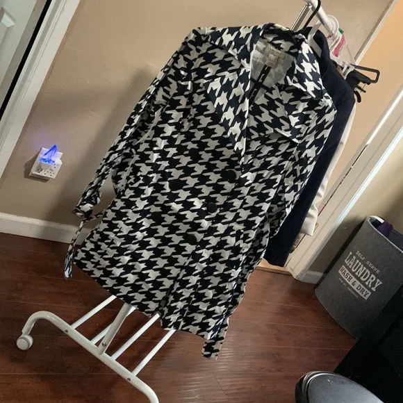 Vertigo Houndstooth Trench Coat - Picture 5 of 7